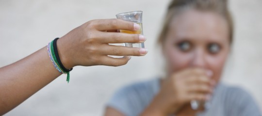Aumentano i morti di sballo e sempre più ragazzi cedono all'alcol. Una ricerca