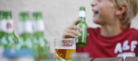 Aumentano i morti di sballo e sempre più ragazzi cedono all'alcol. Una ricerca