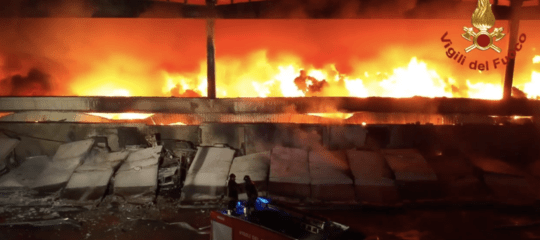milano incendio puzza rifiuti