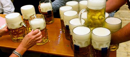 Davvero ingeriamo plastica mangiando sale o bevendo birra? Cosa sapere