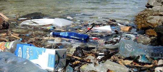Il Parlamento Europeo ha dichiarato guerra alla plastica che soffoca i mari