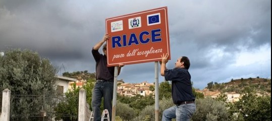 Storia breve di Domenico Lucano e del Modello Riace, la via alternativa per i migranti finita sotto accusa