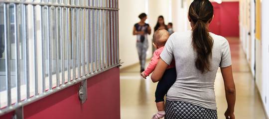 Una madre racconta cosa vuol dire crescere un figlio in carcere