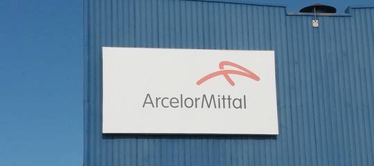 Arcelor Mittal: la nuova insegna da stamattina sulla facciata dello stabilimento di Taranto
