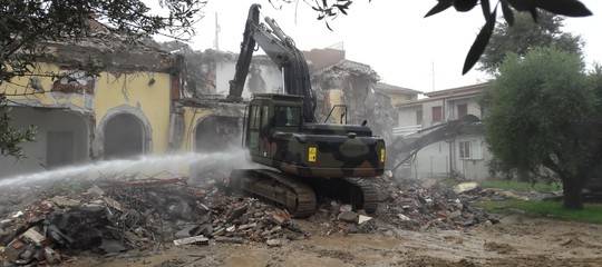 Casamonica: Salvini guida la ruspa durante la demolizione della villa confiscata
