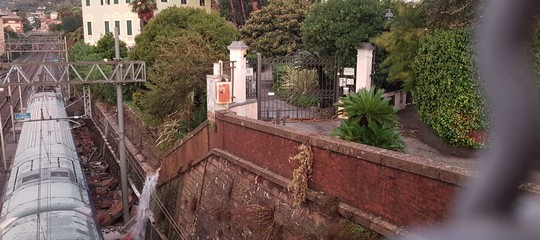 Maltempo: una frana svia un treno regionale a Santa Margherita, nessun ferito