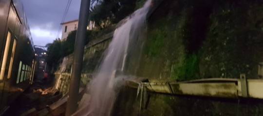 Maltempo: una frana svia un treno regionale a Santa Margherita, nessun ferito