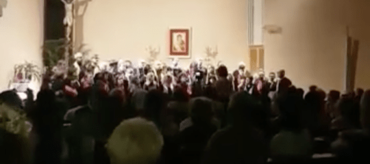 Bella Ciao tra i cori natalizi in chiesa, polemiche a Bologna