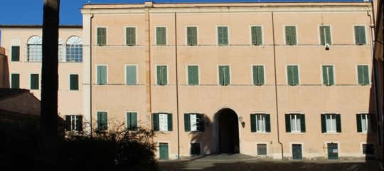 Libri rari al posto di alti dirigenti. Mattarella dona e riconverte Palazzo San Felice