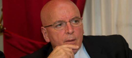 Qual è il reato ipotizzato per il presidente della Regione Calabria, Oliverio