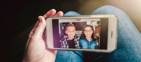 Bimbi che crescono e scoprono le loro foto su Internet. E i genitori rischiano