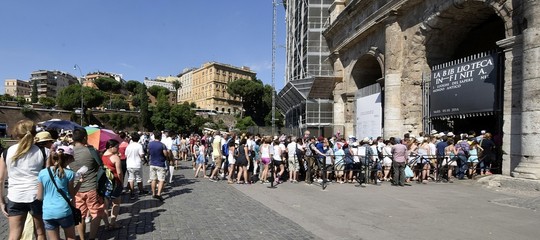 colosseo turista incide iniziali