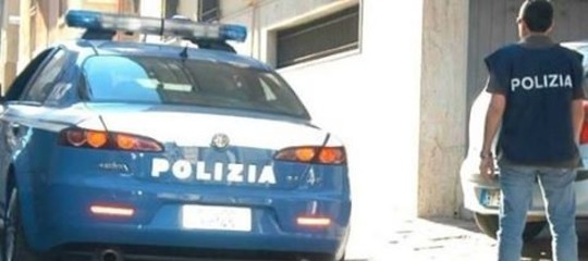 immigrato palpeggia poliziotta