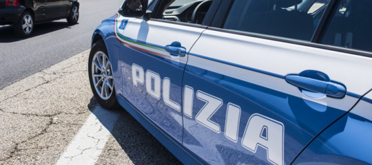 tenta di investire agenti polizia stradale