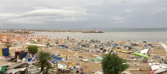 tempesta spiagge romagna marche