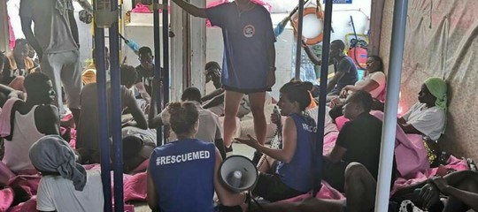 migranti sbarco mare jonio