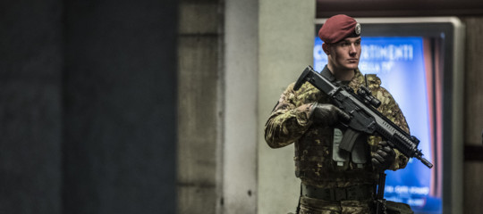 Ferisce militare urla Allah akbar