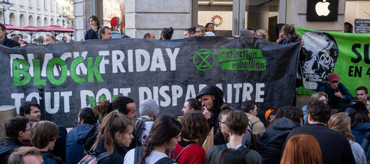 manifestazioni contro black friday
