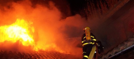 Incendio Nettuno carbonizzato 48enne