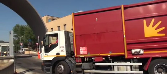 morto investito camion spazzatura roma