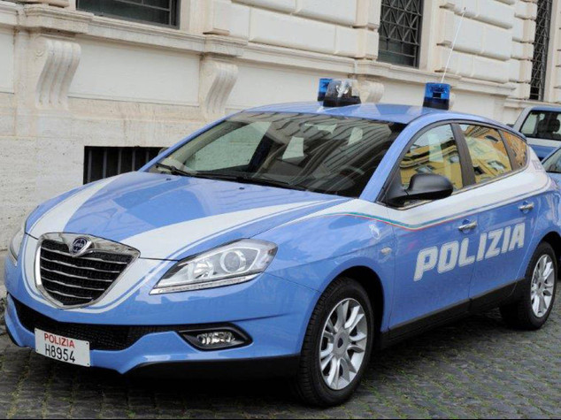 senza patente tenta di investire poliziotto