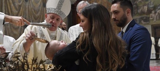 papa battesimo allattamento cappella sistina