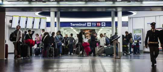 Coronaviru Fiumicino controlli voli