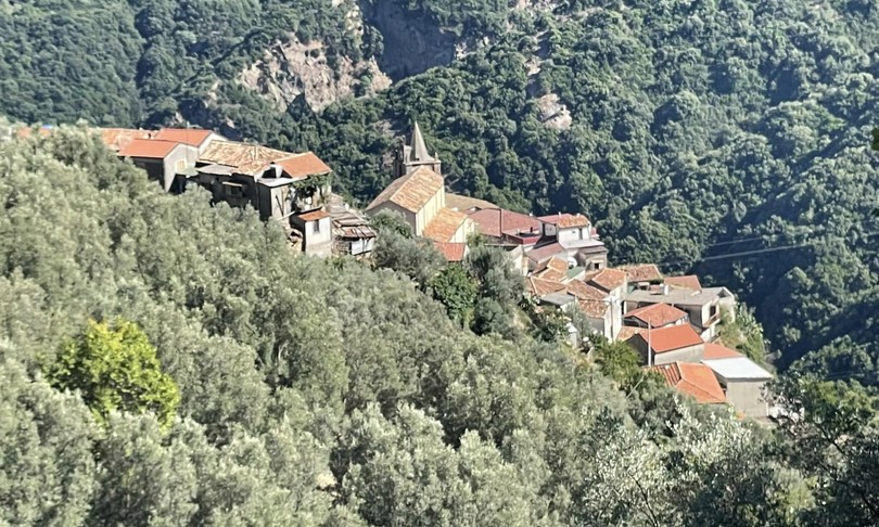 a piedi nella calabria greca tra boschi e fiumare