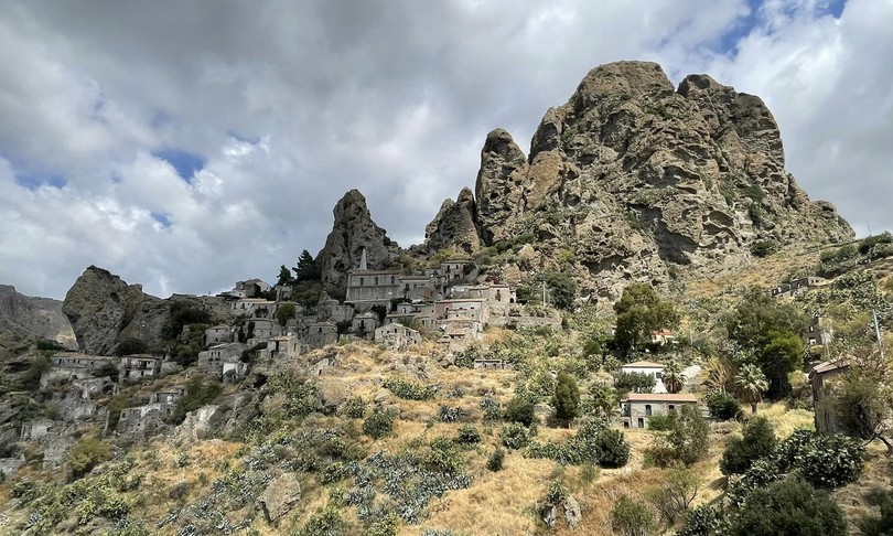 a piedi nella calabria greca tra boschi e fiumare