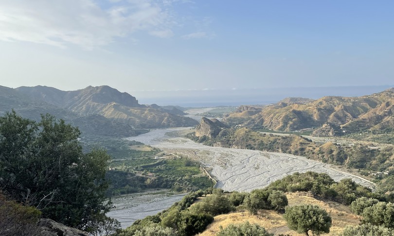 a piedi nella calabria greca tra boschi e fiumare