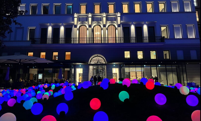 natale milano tanti visitatori albero orizzontale rovati