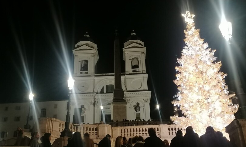 roma dior illumina il natale piazza spagna roma dior illumina il natale piazza spagna