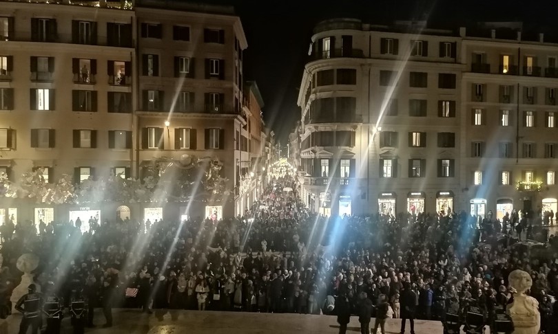 roma dior illumina il natale piazza spagna roma dior illumina il natale piazza spagna