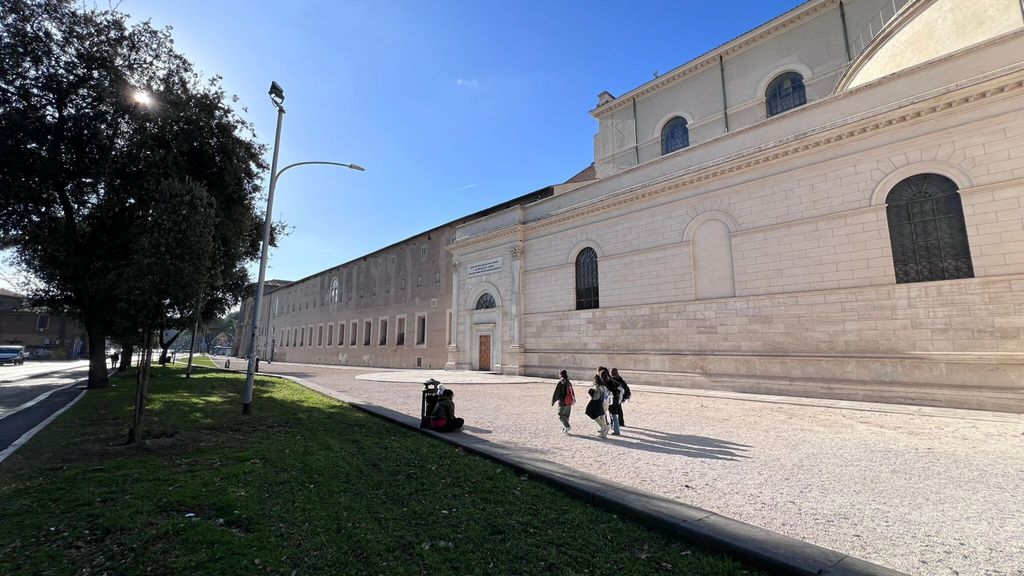 Giubileo: Basilica San Paolo fuori le Mura a Roma, piazza aperta per la Porta Santa Giubileo: Basilica San Paolo fuori le Mura a Roma, piazza aperta per la Porta Santa