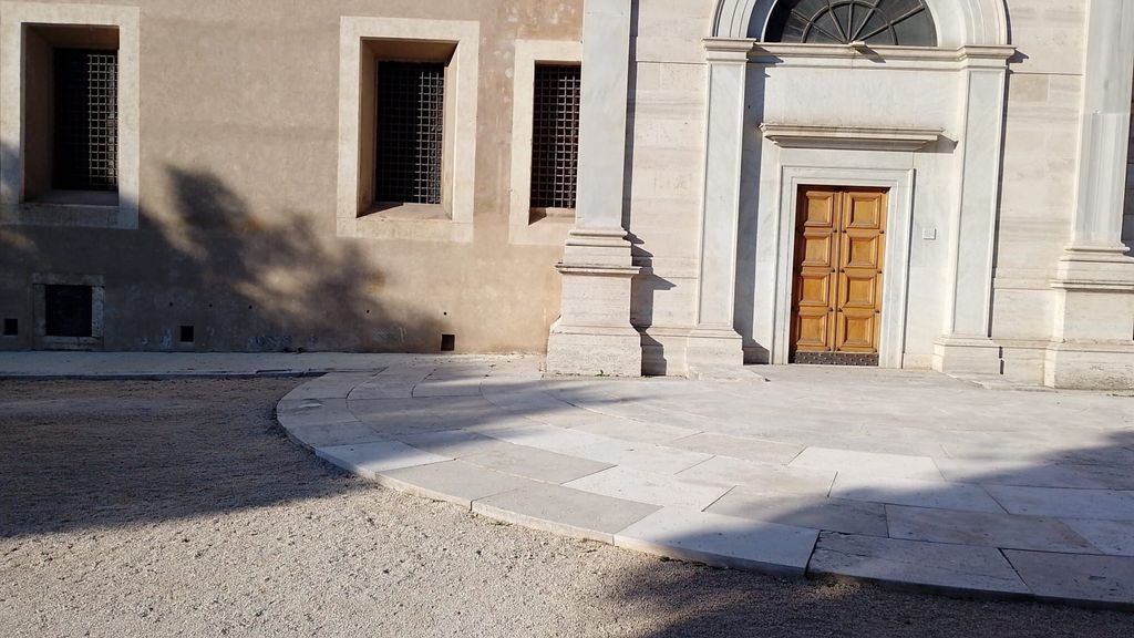 Giubileo: Basilica San Paolo fuori le Mura a Roma, piazza aperta per la Porta Santa Giubileo: Basilica San Paolo fuori le Mura a Roma, piazza aperta per la Porta Santa